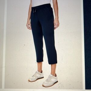 Lululemon On The Fly Crop *Woven - Size 6